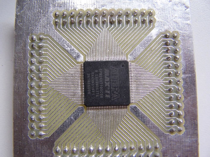 第一次手工制作PCB,可惜制作时没想到拍照,现将成品亮上来瞅瞅