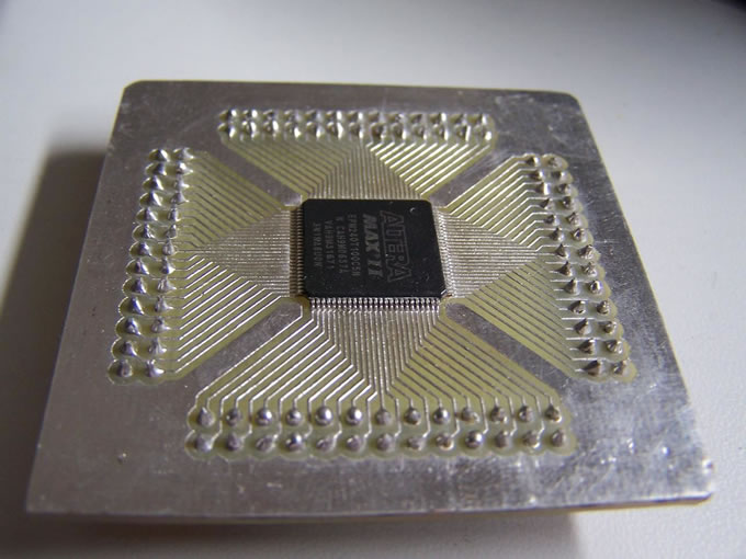 第一次手工制作PCB,可惜制作时没想到拍照,现将成品亮上来瞅瞅