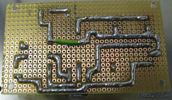 TDA2050 HI-FI功放面包板 - 底视图 德国译文:DIY TDA2050 IC的Hi-Fi芯片放大器功放