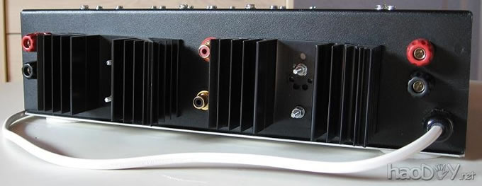 TDA2050的Hi-Fi芯片功放机箱 - 后视图 德国译文:DIY TDA2050 IC的Hi-Fi芯片放大器功放(2)