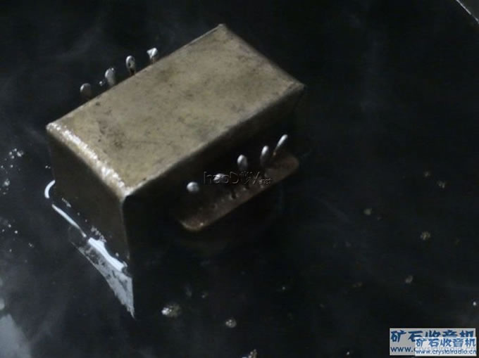 进行绝缘处理,采用1:1的石蜡和松香在锅里烧热溶化后,温度在150度左右,将变压器放入,并煮到变压器不冒气 ... 进行绝缘处理,采用1:1的石蜡和松香在锅里烧热溶化后,温度在150度左右,将变压器放入,并煮到变压器不冒气 ...