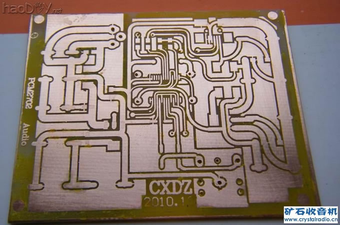 脱膜后钻孔——这孔没弄好,钻头有点抖,下次还是不能省事,用雕刻机钻! 再造PCM2702制作USB声卡,试验感光油制精度PCB板 附电线路图纸!(2)