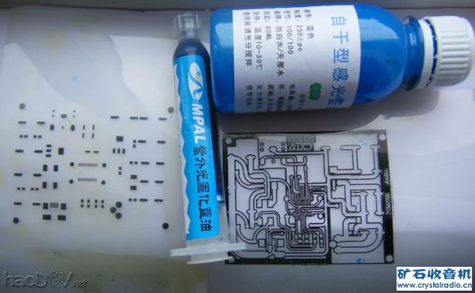 当然还有什么毛刷什么的就没进图片来了,那两张塑料片时打印好的负片,一张原理图的一张焊盘的。 再造PCM2702制作USB声卡,试验感光油制精度PCB板 附电线路图纸!