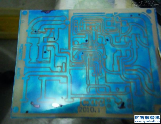 刚腐蚀好的板子 再造PCM2702制作USB声卡,试验感光油制精度PCB板 附电线路图纸!(2)