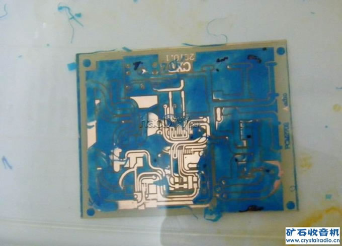 丢入脱膜剂中脱膜,好像是氢氧化钠溶液,改天叫我老婆带去实验室化验下! 再造PCM2702制作USB声卡,试验感光油制精度PCB板 附电线路图纸!(2)
