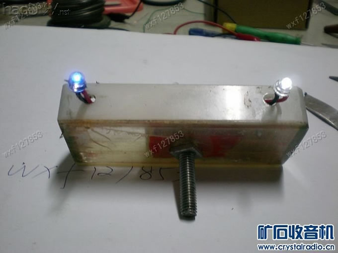 左边是蓝色,右边白色。 左边是蓝色,右边白色。