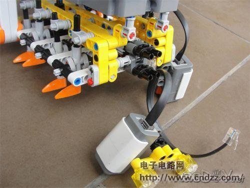 能巡线的NXT机器爬虫