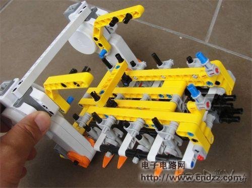 能巡线的NXT机器爬虫