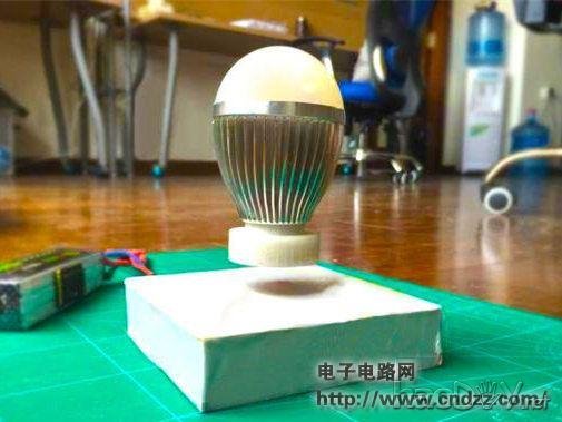 ����һֻ������ۼ�Ĵ������ʵƣ���ƺ���