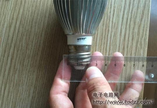 ����һֻ������ۼ�Ĵ������ʵƣ���ƺ���