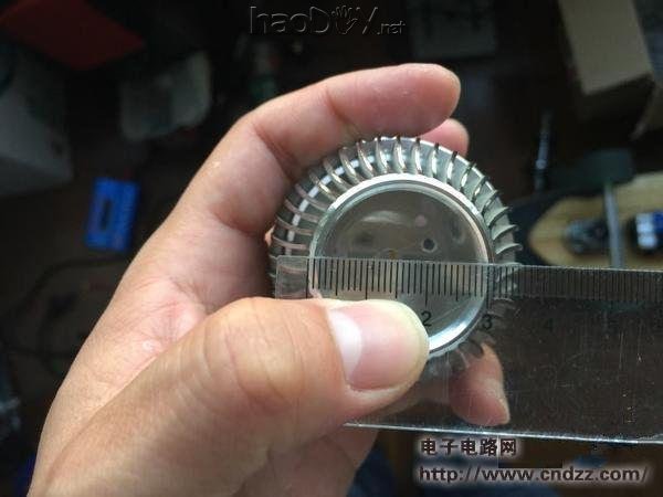 ����һֻ������ۼ�Ĵ������ʵƣ���ƺ���