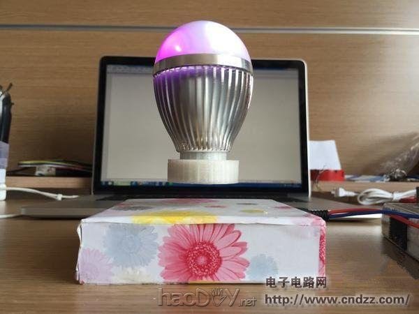 ����һֻ������ۼ�Ĵ������ʵƣ���ƺ���