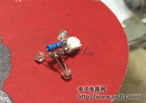 ����һֻ������ۼ�Ĵ������ʵƣ���ƺ���