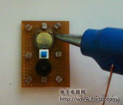 利用洞洞板DIY制作的包包防盗器