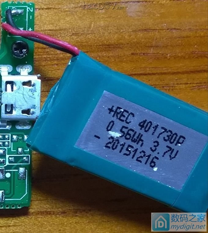 ֵ1Ԫ = STM32оƬ + ﮵ + 32M-BIT洢оƬ + Micro