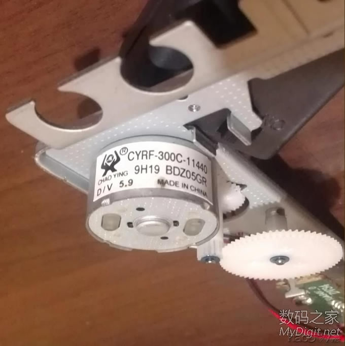 捡了个废光驱,给小孩做了个玩具飞碟。很简单!