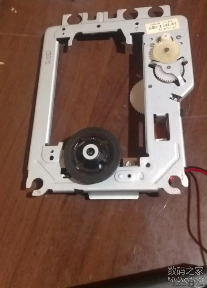 捡了个废光驱,给小孩做了个玩具飞碟。很简单!