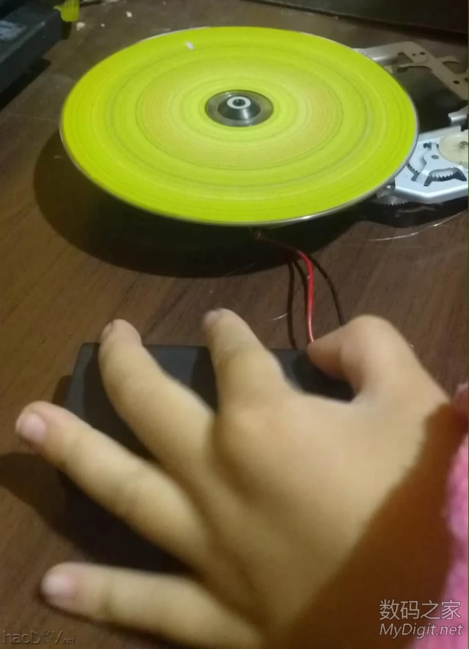 捡了个废光驱,给小孩做了个玩具飞碟。很简单! 捡了个废光驱,给小孩做了个玩具飞碟。很简单!