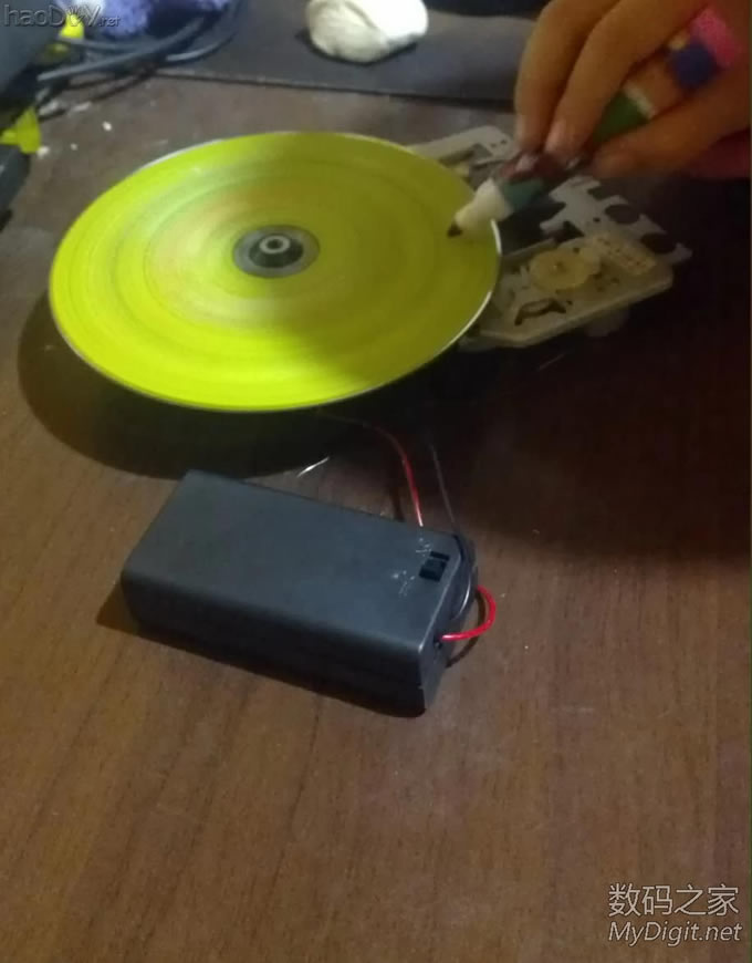 捡了个废光驱,给小孩做了个玩具飞碟。很简单! 捡了个废光驱,给小孩做了个玩具飞碟。很简单!