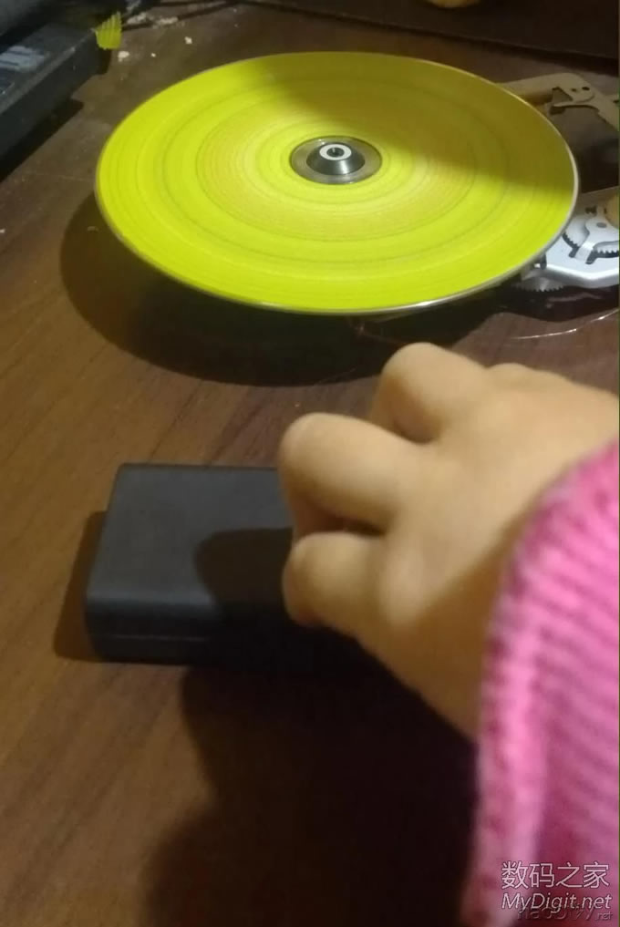 捡了个废光驱,给小孩做了个玩具飞碟。很简单! 捡了个废光驱,给小孩做了个玩具飞碟。很简单!