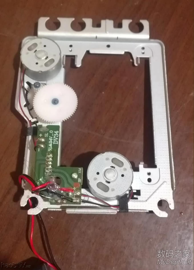 捡了个废光驱,给小孩做了个玩具飞碟。很简单!