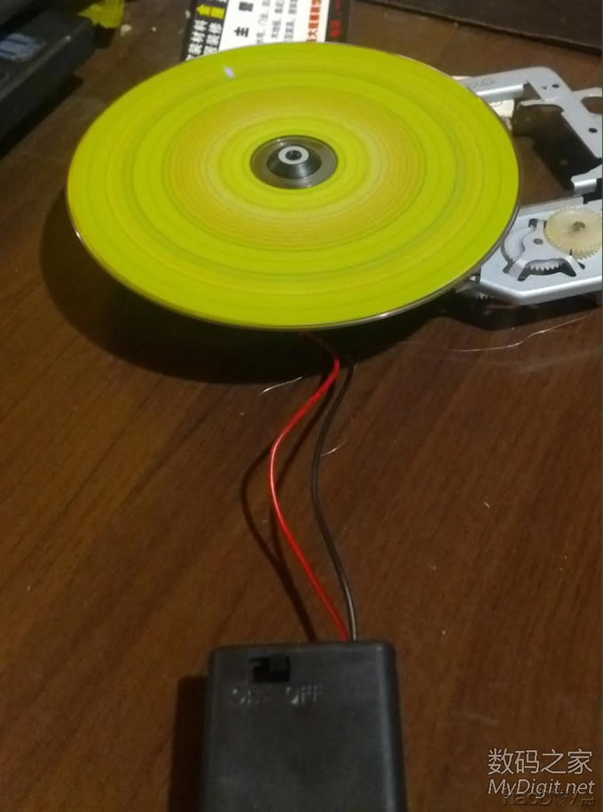 捡了个废光驱,给小孩做了个玩具飞碟。很简单! 捡了个废光驱,给小孩做了个玩具飞碟。很简单!